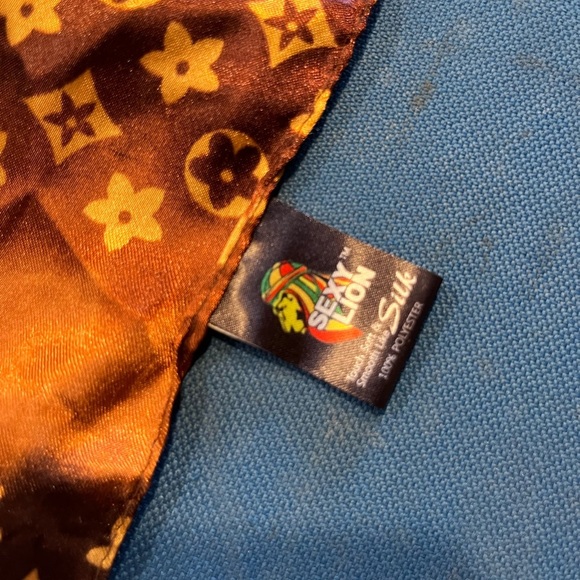 Sexy lion Large Monogram confidential Silk Scarf - Picture 4 of 5